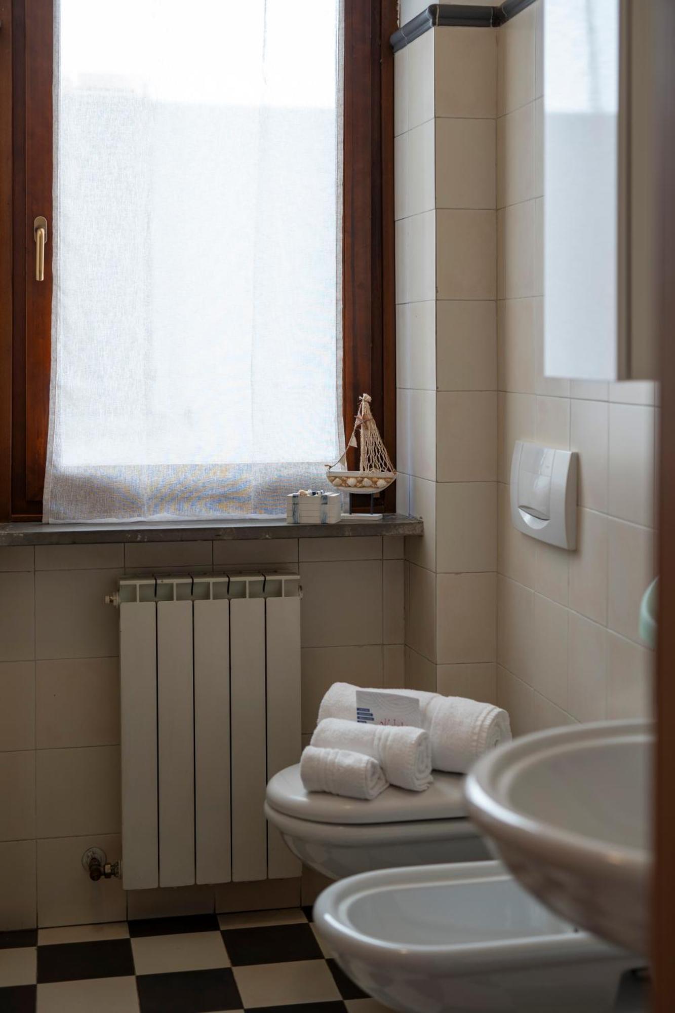 Appartamento La Casa Dei Carta-New & Chic Lovere Esterno foto